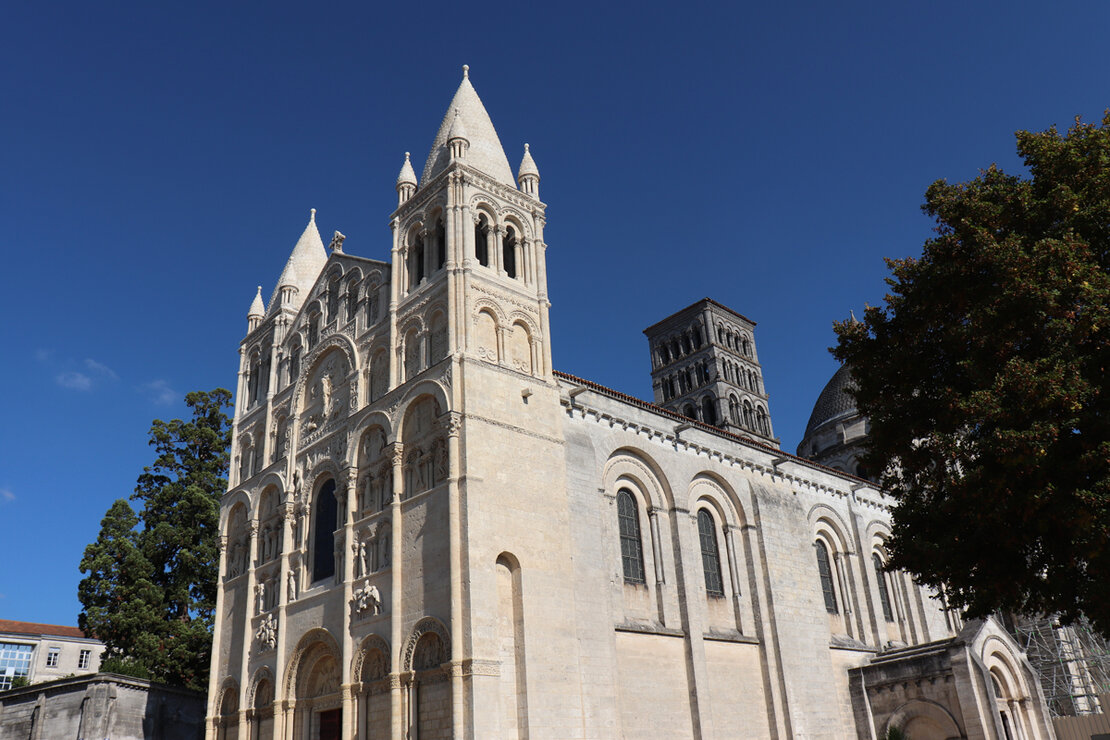 La cathédrale Saint-Pierre d'Angoulême, imposante avec ses deux tours, symbole de l'architecture locale.