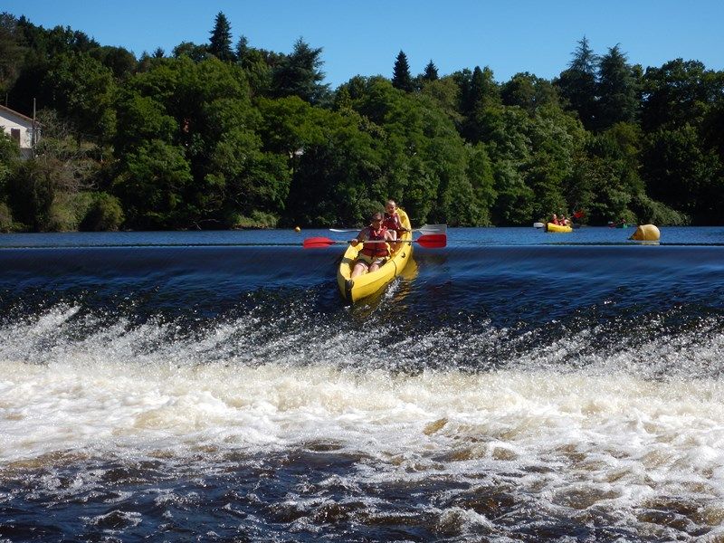 Une personne en kayak sur la rivière Vienne, profitant d'une journée ensoleillée au milieu de la nature.