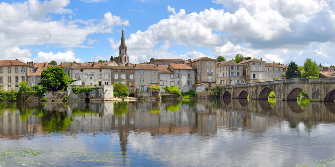 Charmante vue de laville de Confolens en Charente,, France, mettant en valeur son architecture médiévale et la rivière Vienne en avant-plan.