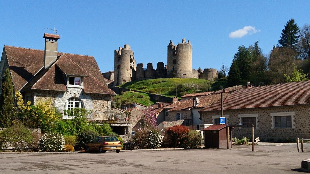 Vue du château sur une colline, avec lle village médiévale en contrebas à St. Germain de Confolens.