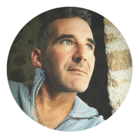  Fred, votre hôte, lève les yeux vers le ciel, son expression pleine d'émerveillement.