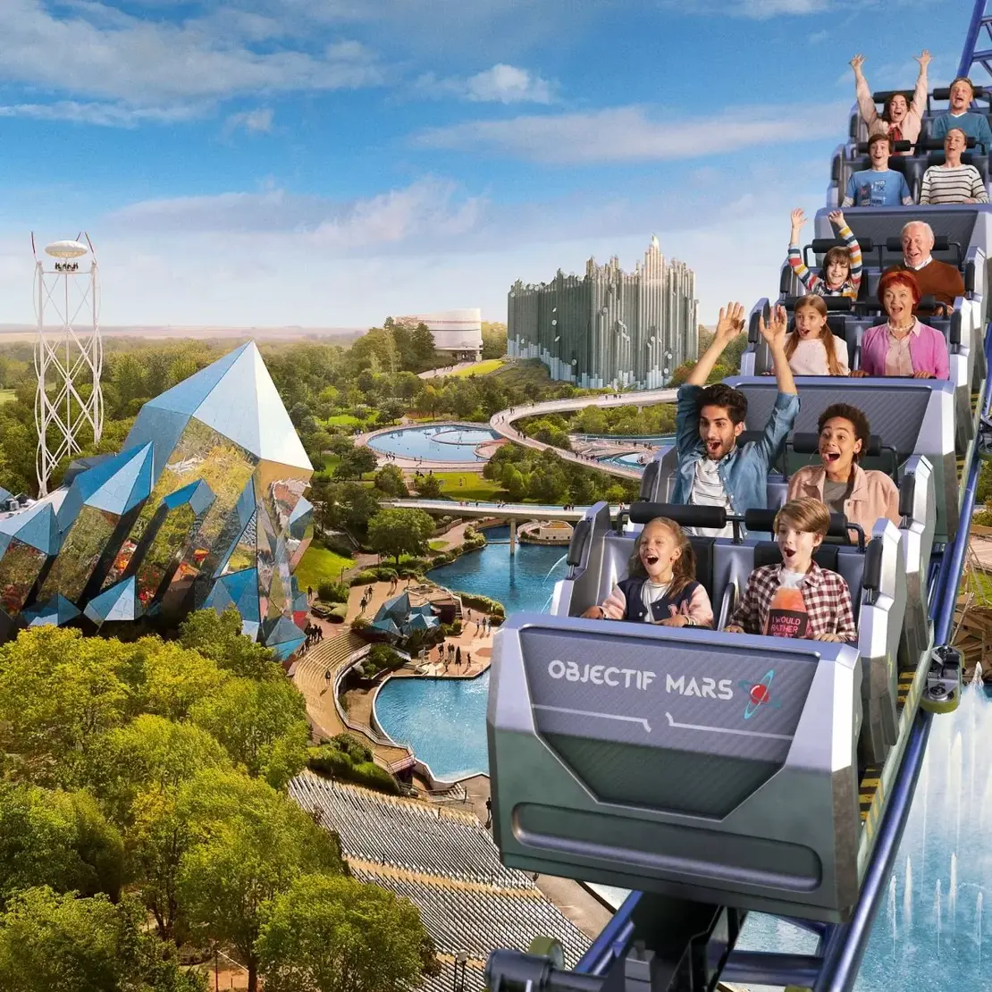 La plus haute montagne russe du monde à Poitiers, Futuroscope, offrant une vue spectaculaire et une montée d'adrénaline.